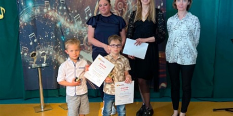 Powiększ grafikę: XII Przymorski Festiwal Piosenki „O Złotą Nutkę Króla Maciusia” - na zdjęciu uczestnicy z jury konkursu
