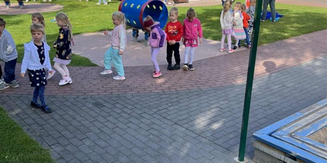 Powiększ grafikę: Zabawa integracyjna pod hasłem „Przedszkolaki w akcji - razem bawimy się najlepiej”  - zabawy sportowe w ogrodzie