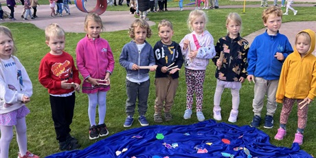 Powiększ grafikę: Zabawa integracyjna pod hasłem „Przedszkolaki w akcji - razem bawimy się najlepiej”  - zabawa w łowienie rybek  w ogrodzie