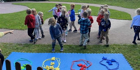 Powiększ grafikę: Zabawa integracyjna pod hasłem „Przedszkolaki w akcji - razem bawimy się najlepiej”  - zabawy sportowe w ogrodzie