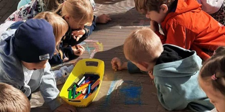 Powiększ grafikę: Zabawa integracyjna pod hasłem „Przedszkolaki w akcji - razem bawimy się najlepiej”  - zabawy plastyczne w ogrodzie