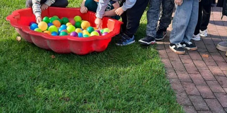 Powiększ grafikę: Zabawa integracyjna pod hasłem „Przedszkolaki w akcji - razem bawimy się najlepiej”  - zabawy sportowe w ogrodzie