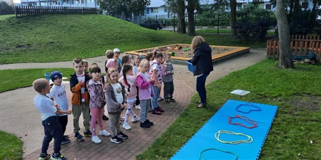 Powiększ grafikę: Zabawa integracyjna pod hasłem „Przedszkolaki w akcji - razem bawimy się najlepiej”  - zabawy sportowe w ogrodzie
