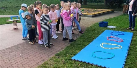 Powiększ grafikę: Zabawa integracyjna pod hasłem „Przedszkolaki w akcji - razem bawimy się najlepiej”  - zabawy sportowe w ogrodzie