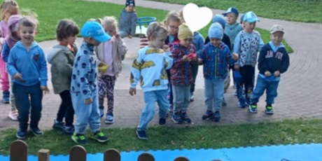 Powiększ grafikę: Zabawa integracyjna na placu zabaw; dzieci podczas zajęć sportowych