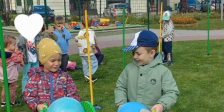 Powiększ grafikę: Zabawa integracyjna na placu zabaw; dzieci podczas zajęć sportowych