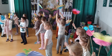 Powiększ grafikę: grupy III i IV- Zabawa integracyjna „Wyprawa na łąkę” w Maciusiu