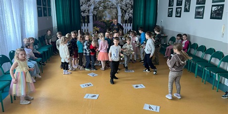 Powiększ grafikę: grupy III i IV- Zabawa integracyjna „Wyprawa na łąkę” w Maciusiu