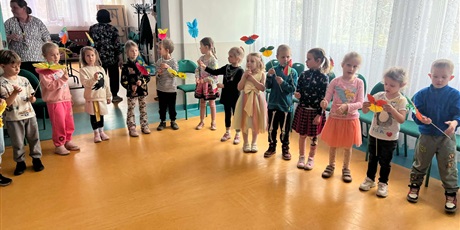 Powiększ grafikę: grupy III i IV- Zabawa integracyjna „Wyprawa na łąkę” w Maciusiu