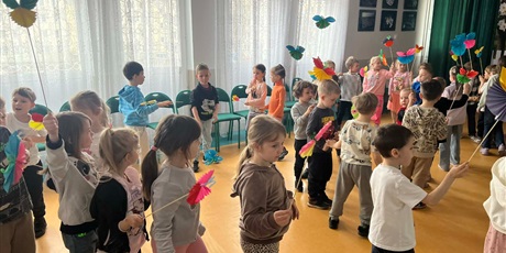 Powiększ grafikę: grupy III i IV- Zabawa integracyjna „Wyprawa na łąkę” w Maciusiu