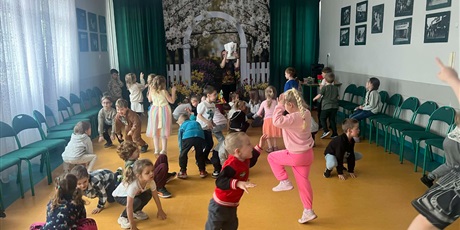 Powiększ grafikę: grupy III i IV- Zabawa integracyjna „Wyprawa na łąkę” w Maciusiu