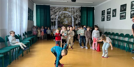 Powiększ grafikę: grupy III i IV- Zabawa integracyjna „Wyprawa na łąkę” w Maciusiu