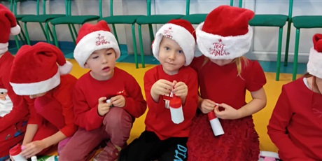 Powiększ grafikę: Kosmoludki na zabawie mikołajkowej w Maciusiu