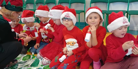 Powiększ grafikę: Kosmoludki na zabawie mikołajkowej w Maciusiu