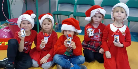 Powiększ grafikę: Kosmoludki na zabawie mikołajkowej w Maciusiu