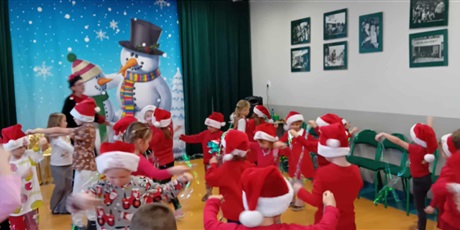 Powiększ grafikę: Kosmoludki na zabawie mikołajkowej w Maciusiu