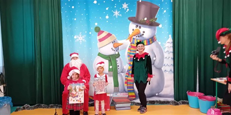 Powiększ grafikę: Kosmoludki na zabawie mikołajkowej w Maciusiu