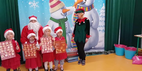 Powiększ grafikę: Kosmoludki na zabawie mikołajkowej w Maciusiu