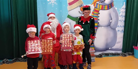 Powiększ grafikę: Kosmoludki na zabawie mikołajkowej w Maciusiu