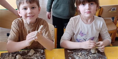 Powiększ grafikę: Zabawy z gliną w grupie IV