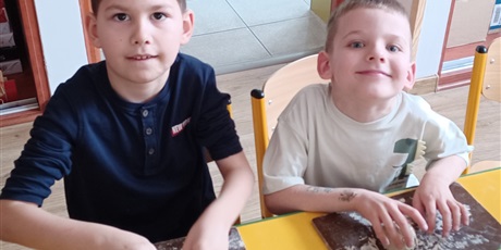 Powiększ grafikę: Zabawy z gliną w grupie IV