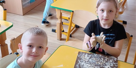 Powiększ grafikę: Zabawy z gliną w grupie IV