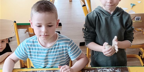 Powiększ grafikę: Zabawy z gliną w grupie IV