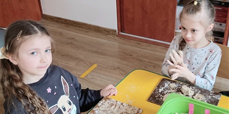 Powiększ grafikę: Zabawy z gliną w grupie IV