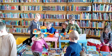 Kosmoludki w bibliotece na zajęciach edukacyjnych "Zima wokół nas"