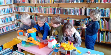 Powiększ grafikę: Kosmoludki w bibliotece na zajęciach edukacyjnych Zima wokół nas