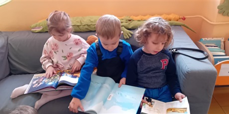 Powiększ grafikę: Kosmoludki w bibliotece na zajęciach edukacyjnych Zima wokół nas