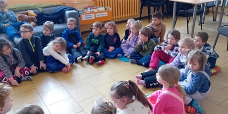 Powiększ grafikę: Kosmoludki w bibliotece na zajęciach edukacyjnych Zima wokół nas