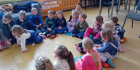 Powiększ grafikę: Kosmoludki w bibliotece na zajęciach edukacyjnych Zima wokół nas