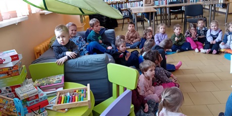 Powiększ grafikę: Kosmoludki w bibliotece na zajęciach edukacyjnych Zima wokół nas