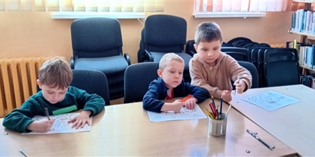 Powiększ grafikę: Kosmoludki w bibliotece na zajęciach edukacyjnych Zima wokół nas