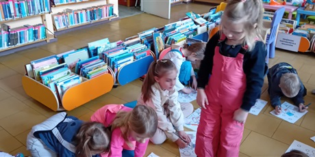 Powiększ grafikę: Kosmoludki w bibliotece na zajęciach edukacyjnych Zima wokół nas