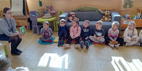 Powiększ grafikę: Kosmoludki w bibliotece na zajęciach edukacyjnych o wiośnie