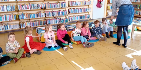 Powiększ grafikę: Kosmoludki w bibliotece na zajęciach edukacyjnych o wiośnie