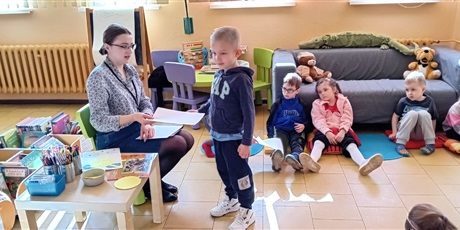 Powiększ grafikę: Kosmoludki w bibliotece na zajęciach edukacyjnych o wiośnie