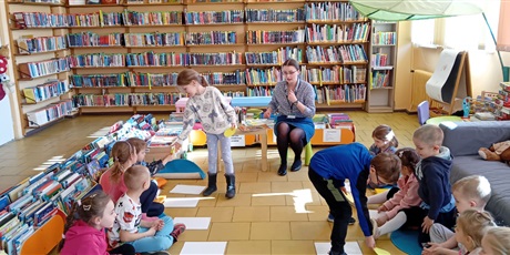 Powiększ grafikę: Kosmoludki w bibliotece na zajęciach edukacyjnych o wiośnie