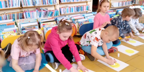 Powiększ grafikę: Kosmoludki w bibliotece na zajęciach edukacyjnych o wiośnie