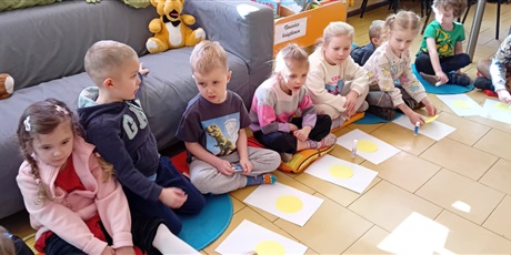 Powiększ grafikę: Kosmoludki w bibliotece na zajęciach edukacyjnych o wiośnie