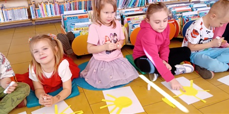 Powiększ grafikę: Kosmoludki w bibliotece na zajęciach edukacyjnych o wiośnie