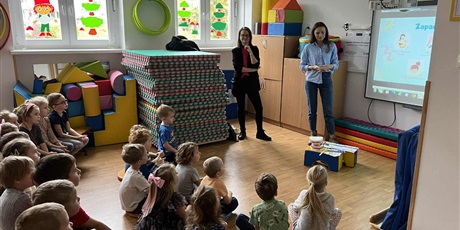 Powiększ grafikę: Dzieci siedzą na zajęciach edukacyjnych, które prowadzą panie z Sanepidu.