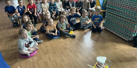 Powiększ grafikę: Dzieci siedzą na zajęciach edukacyjnych, które prowadzą panie z Sanepidu.