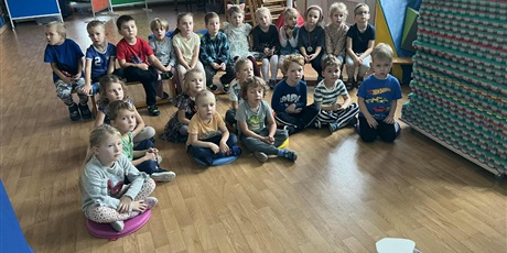 Powiększ grafikę: Dzieci siedzą na zajęciach edukacyjnych, które prowadzą panie z Sanepidu.