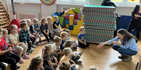 Powiększ grafikę: Dzieci siedzą na zajęciach edukacyjnych, które prowadzą panie z Sanepidu.