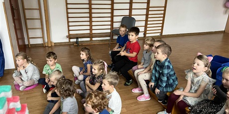 Powiększ grafikę: Dzieci siedzą na zajęciach edukacyjnych, które prowadzą panie z Sanepidu.