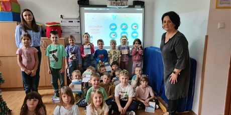 Powiększ grafikę: Na zdjęciu pani z Sanepidu, pani dyrektor oraz dzieci z grupy IV.