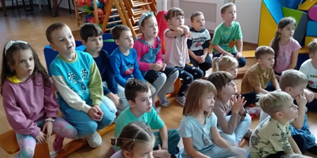 Powiększ grafikę: Na zdjęciu dzieci z grupy IV podczas zajęć prowadzonych przez panie z Sanepidu.
